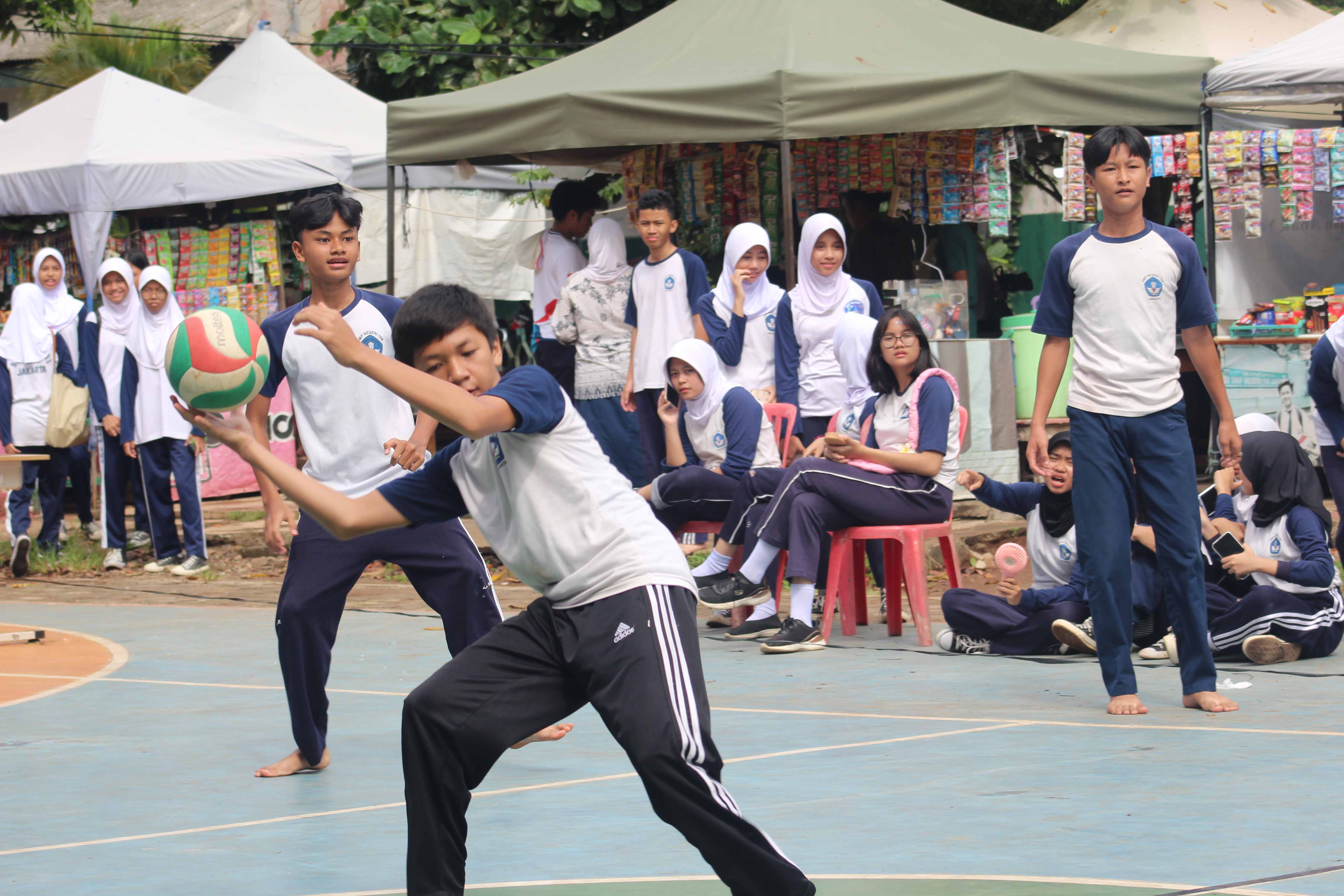 pertandingan bola beracun